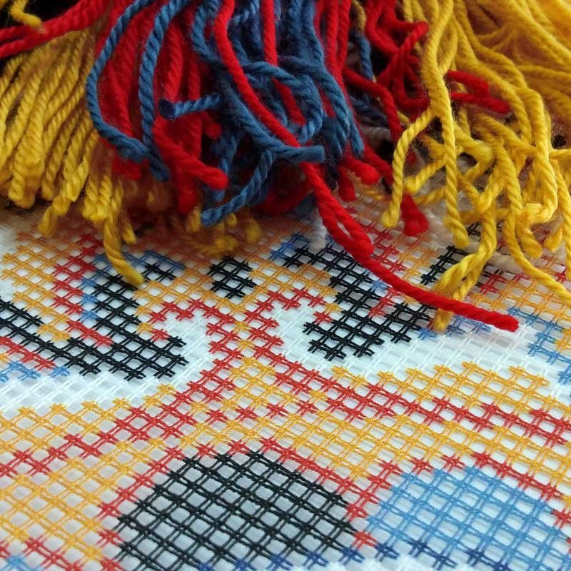 Подушка для вишивки напівхрестом Чарівниця V-142 Перська розетка