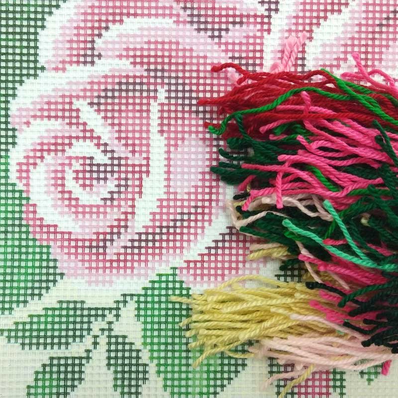 Подушка для вышивки полукрестом Чарівниця V-82 Розовые розы