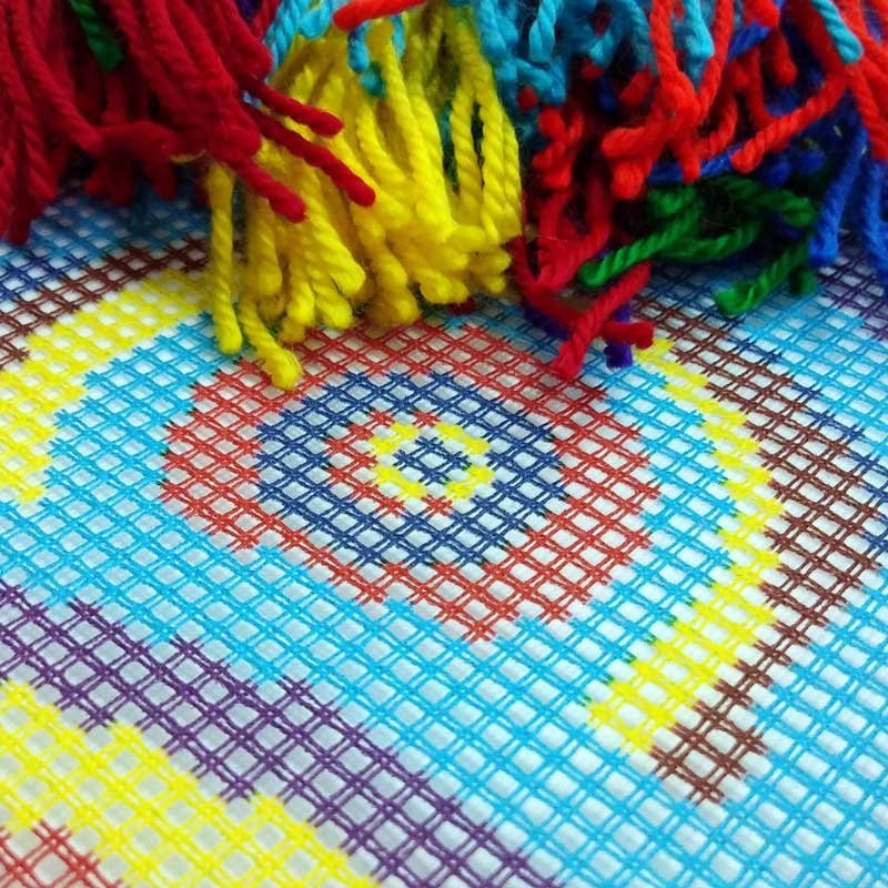 Подушка для вышивки полукрестом Чарівниця V-85 Радужные круги