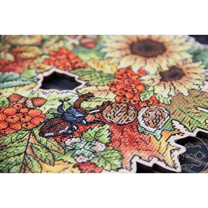 Набор для вышивания крестиком на деревянной основе ФрузелОк 0603 Осенний венок