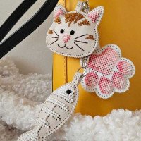 Набір для вишивання бісером на штучній шкірі Wonderland Crafts FLBB-179 Шарм для сумки - Котячі радощі