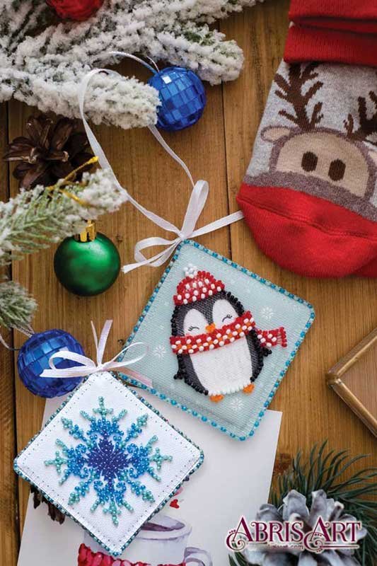 Фото Набор для вышивки бисером новогодней игрушки на натуральном художественном холсте Абрис Арт АВТ-008 Милый пингвиненок