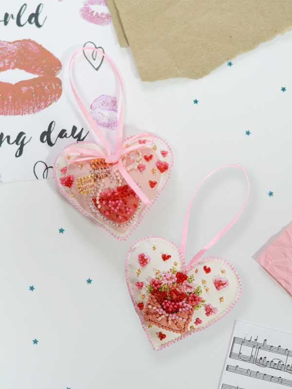 Фото Набір для вишивання бісером новорічної іграшки на натуральному художньому холсті Абріс Арт АВТ-050 Чарівне кохання