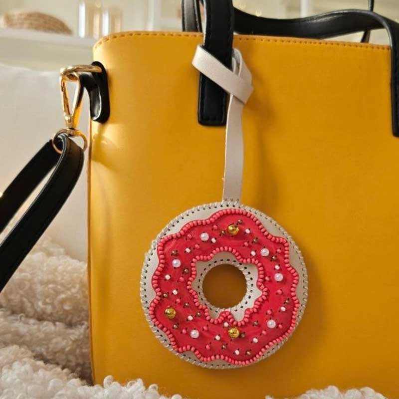 Фото Набір для вишивання бісером на штучній шкірі Wonderland Crafts FLBB-173 Шарм для сумки - Пончик з глазур’ю