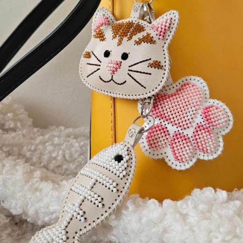 Фото Набір для вишивання бісером на штучній шкірі Wonderland Crafts FLBB-179 Шарм для сумки - Котячі радощі